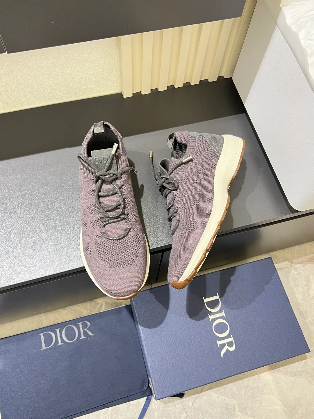 p380 Dior B80 sneakers are a new product of Dior men's series, focusing on comfort and fashion. The upper is made of breathable mesh + fabric splicing, which is lightweight and fits the shape of the foot, making it super comfortable for daily wear. The sole is made of rubber, which has great grip and wear resistance, and is suitable for commuting or light sports. The overall style is simple, the gray tone is versatile, and the shoelaces are adjustable for a more stable fit. Designed by Kim Jones, it is both practical and trendy. It is one of the new hot items in early spring①. size: 38-45 (45 customized)